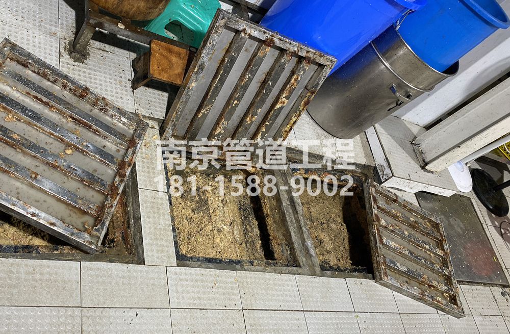 278大石桥城管中队食堂隔油池清理